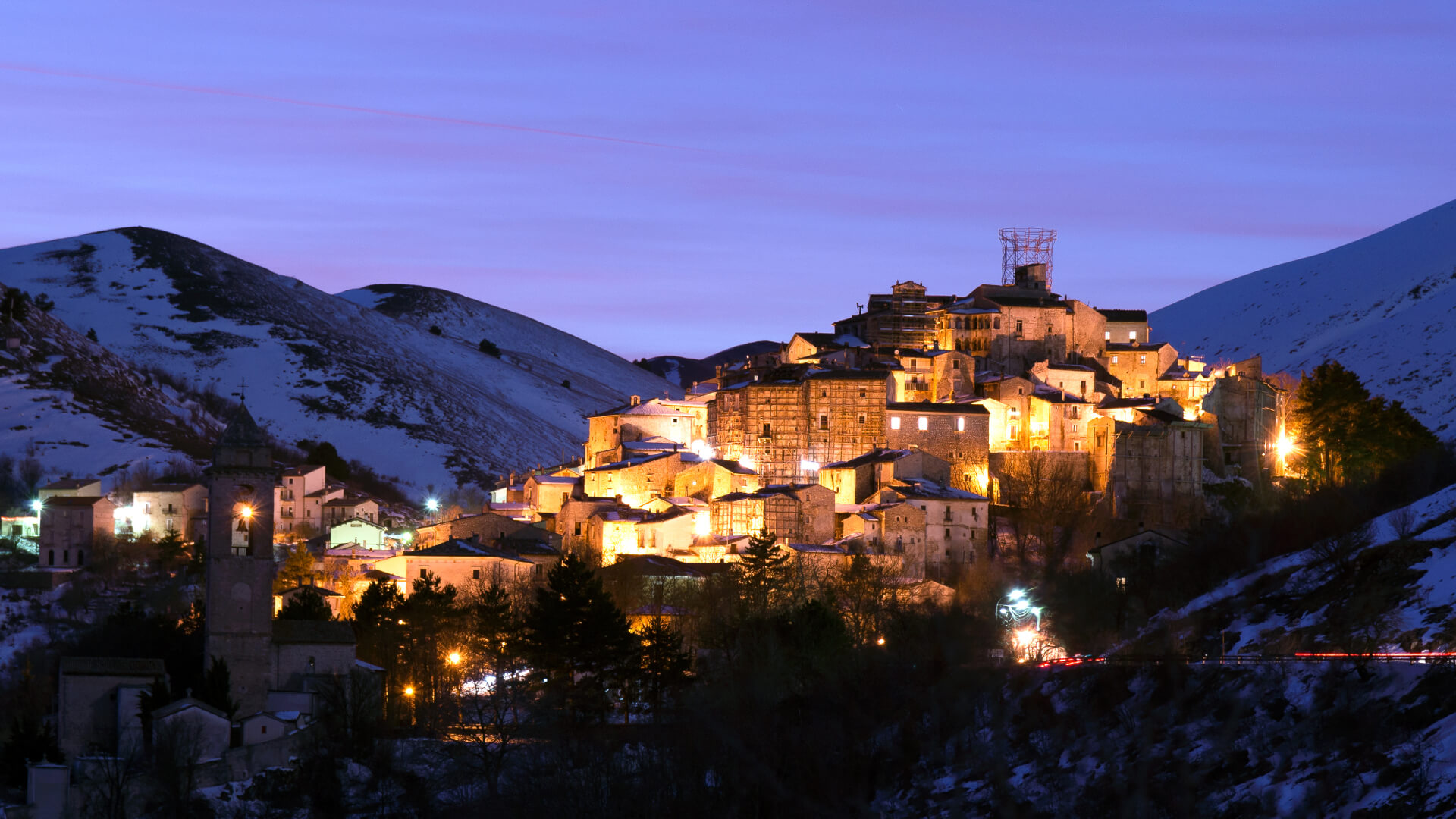 Il borgo medievale di Santo Stefano di Sessanio illuminato di notte, in Abruzzo