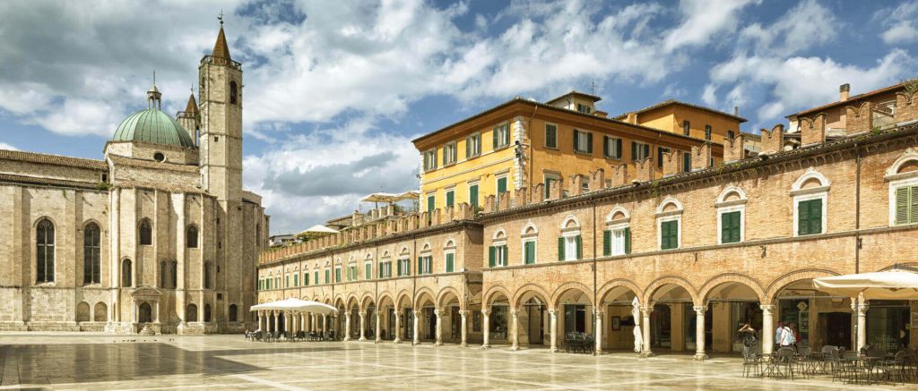 Piazza del Popolo ad Ascoli Piceno con i palazzi in travertino e i portici