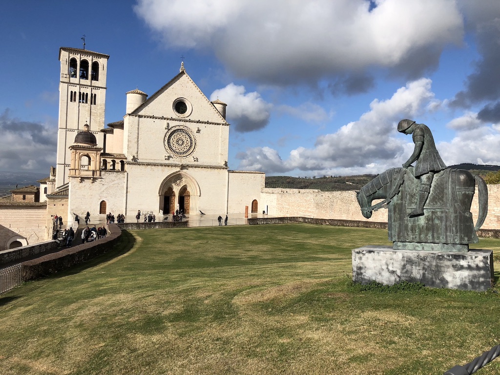 La Basilica di San Francesco e la piazza superiore di Assisi in Umbria