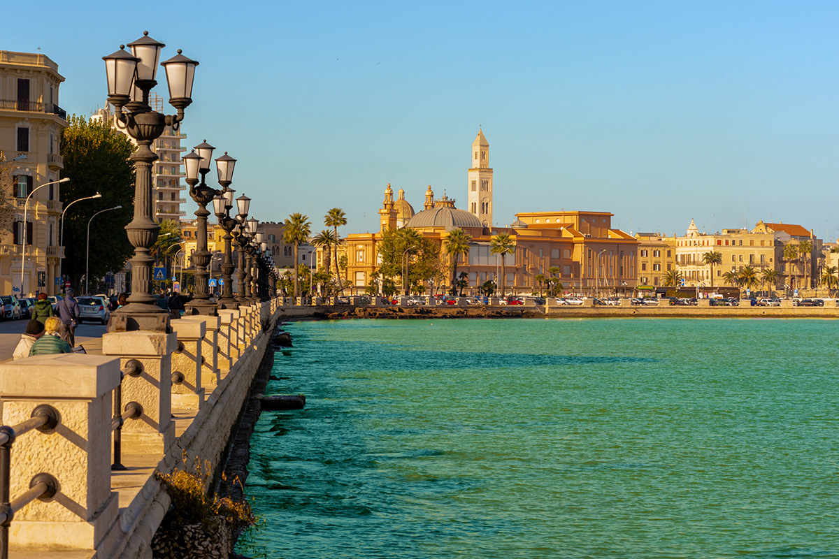 Il lungomare e il porto di Bari sulla costa adriatica
