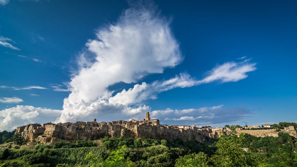 Il borgo di Pitigliano scolpito nel tufo sospeso tra terra e cielo