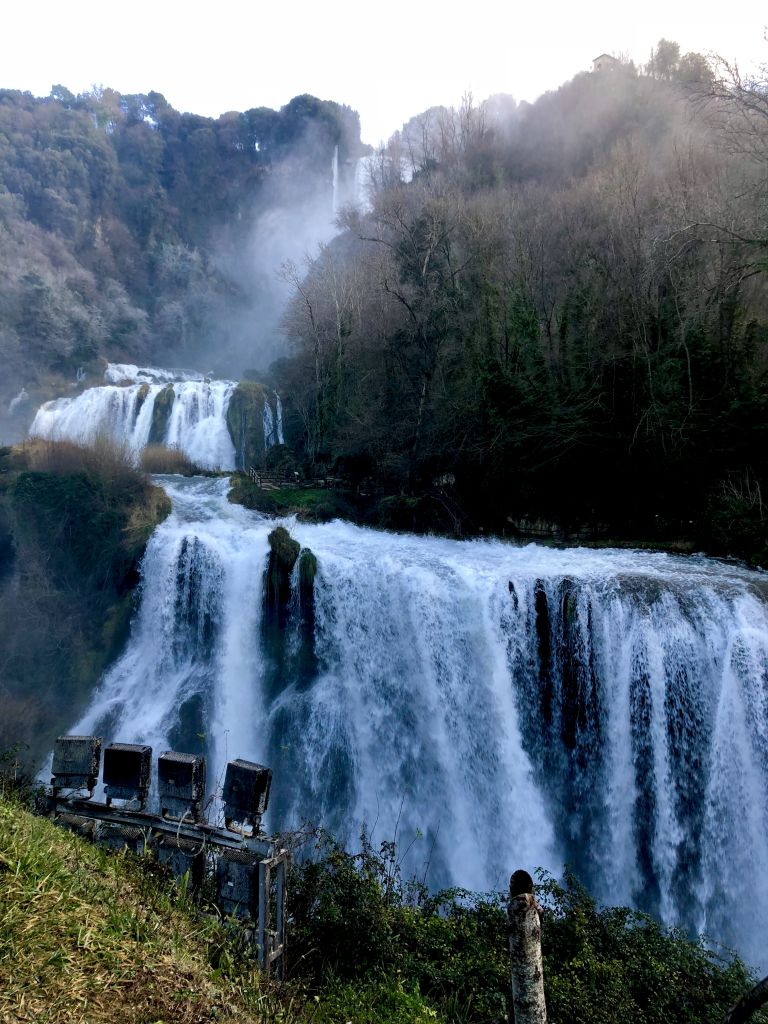 Il salto d'acqua delle Cascate delle Marmore immerso nel verde del parco vicino Terni