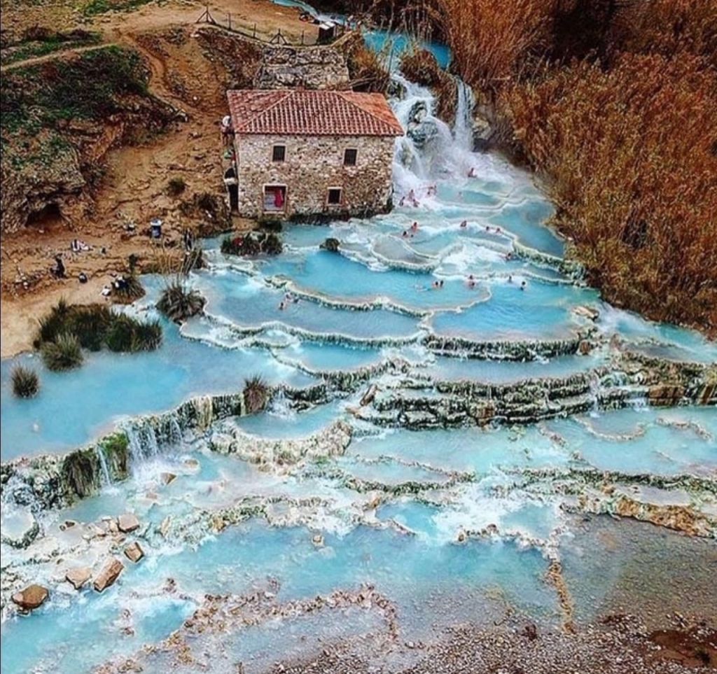 Le cascate del Mulino delle Terme di Saturnia con le vasche naturali in Toscana