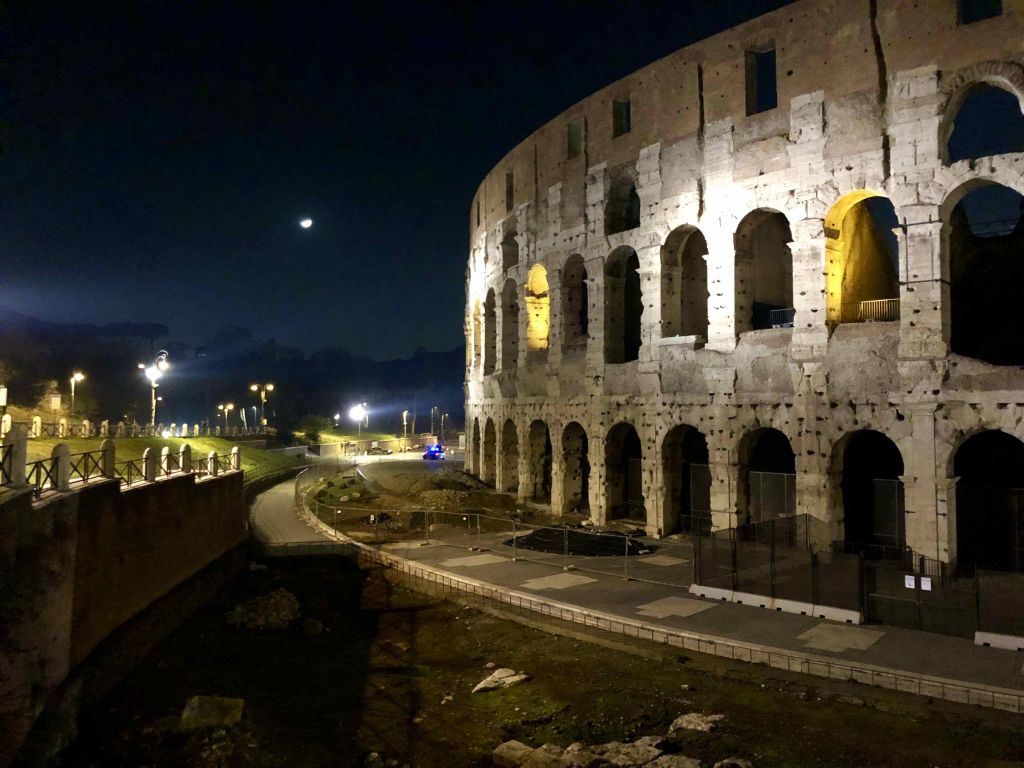 Il Colosseo di Roma in una giornata di sole, meta raggiungibile con il servizio NCC da Fiumicino