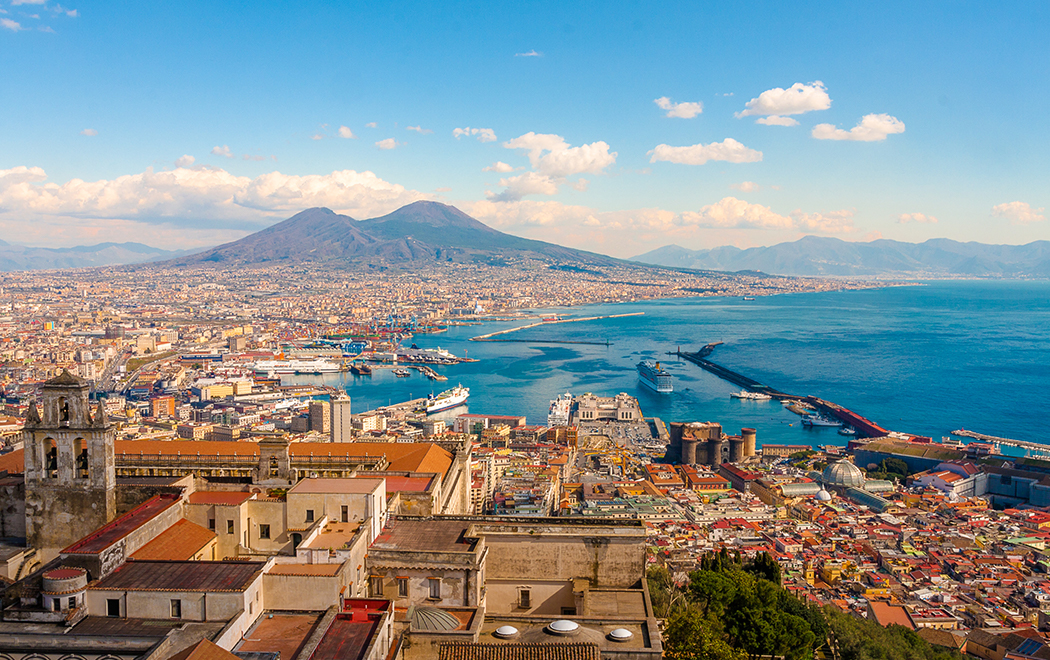 Veduta panoramica del golfo di Napoli con il Vesuvio sullo sfondo