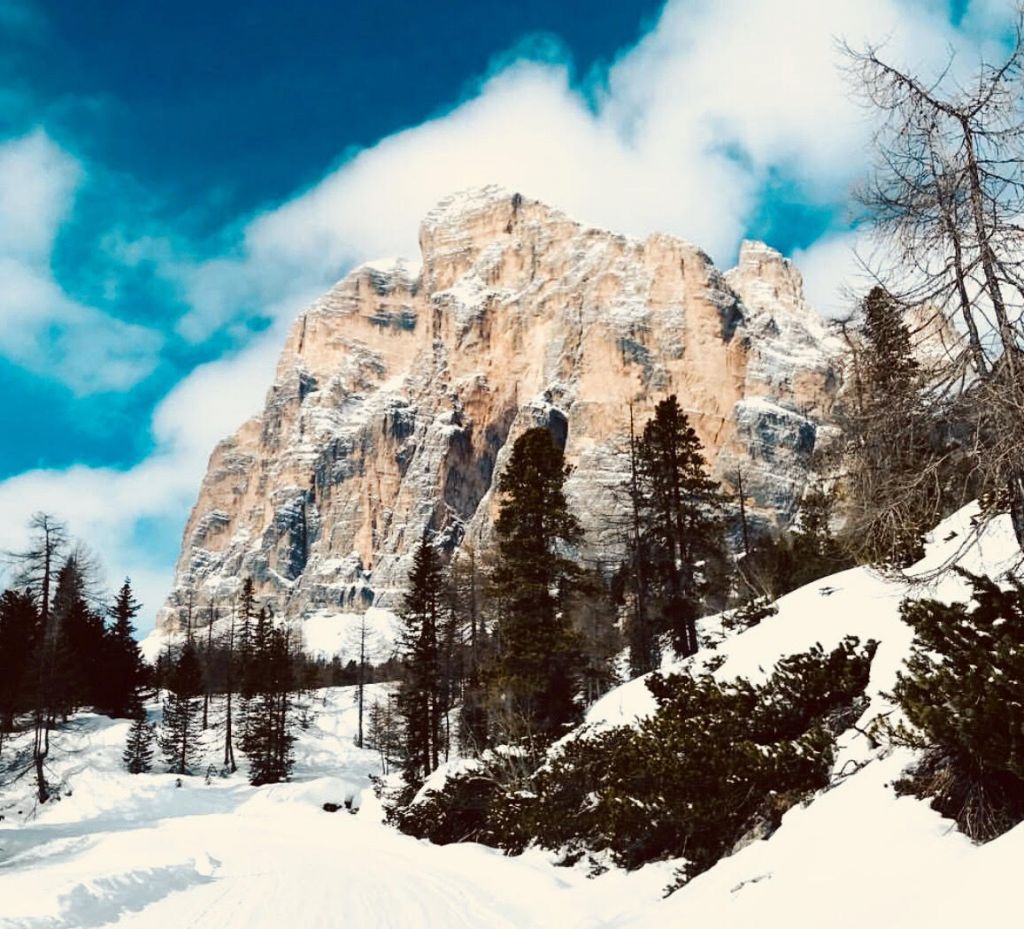Le cime innevate delle Dolomiti che circondano la valle di Cortina d'Ampezzo