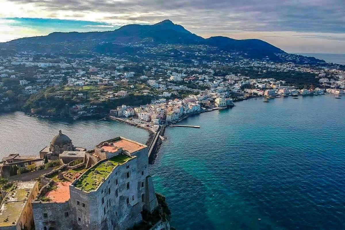 Il Castello Aragonese di Ischia collegato all'isola dal ponte sul mare