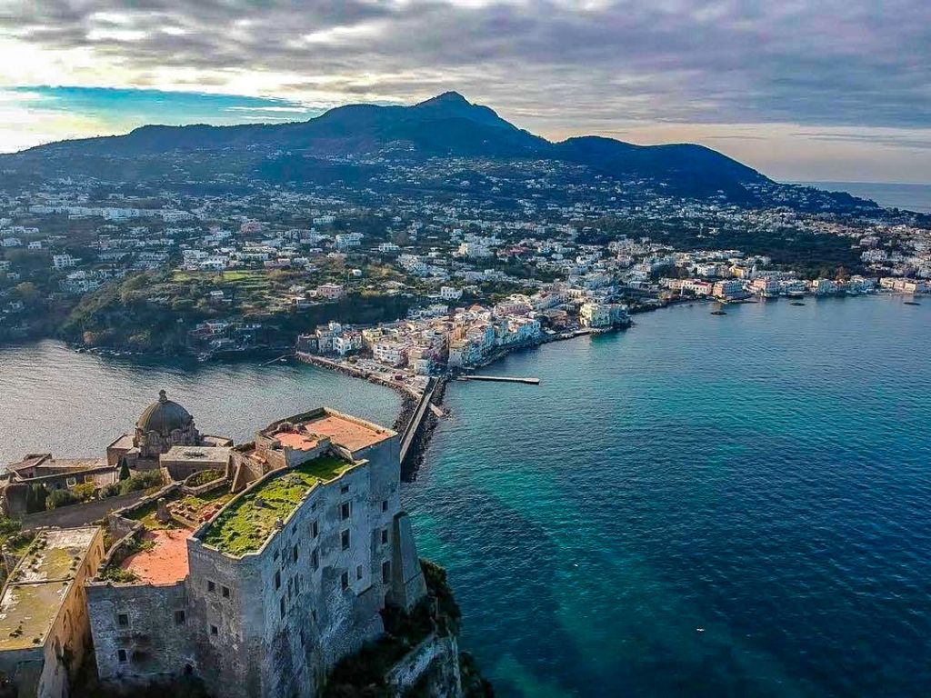 Panorama dell'isola di Ischia visto dal Castello Aragonese