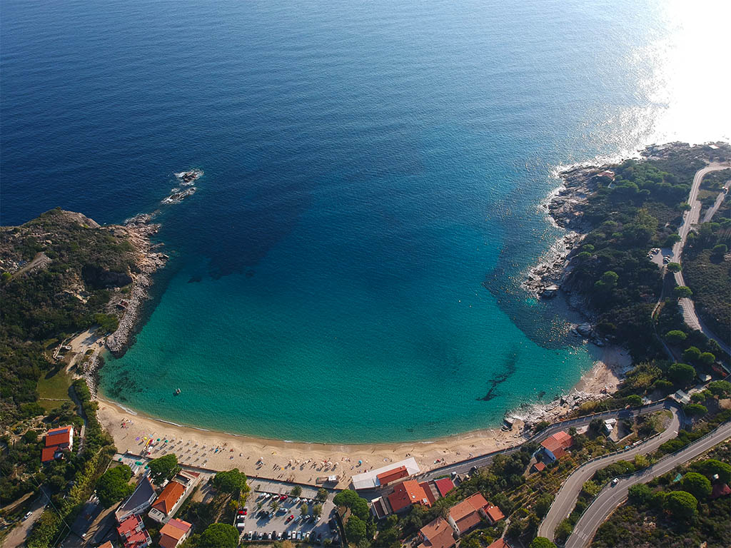 Spiaggia e mare cristallino dell'Isola d'Elba nell'Arcipelago Toscano