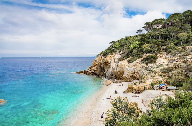 La spiaggia di Sansone all'Isola d'Elba con ciottoli bianchi e mare turchese