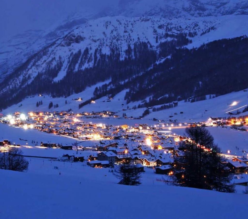 Le piste da sci e il paesaggio innevato della valle di Livigno in Lombardia