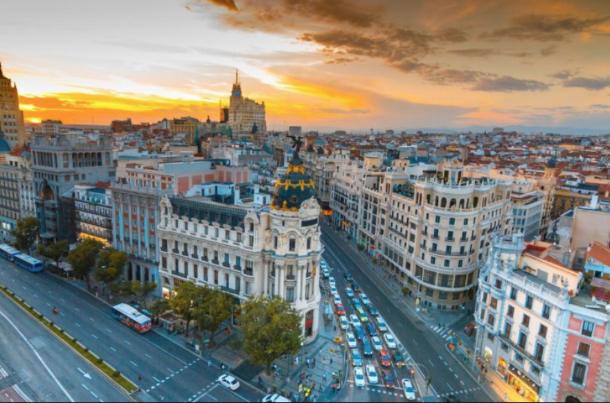 Veduta del centro di Madrid con i suoi palazzi storici e le strade animate