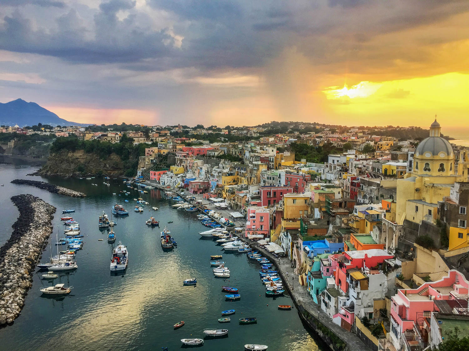 Le case colorate dei pescatori della Marina di Corricella a Procida nel golfo di Napoli