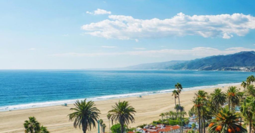 Spiaggia e molo di Santa Monica in California al tramonto