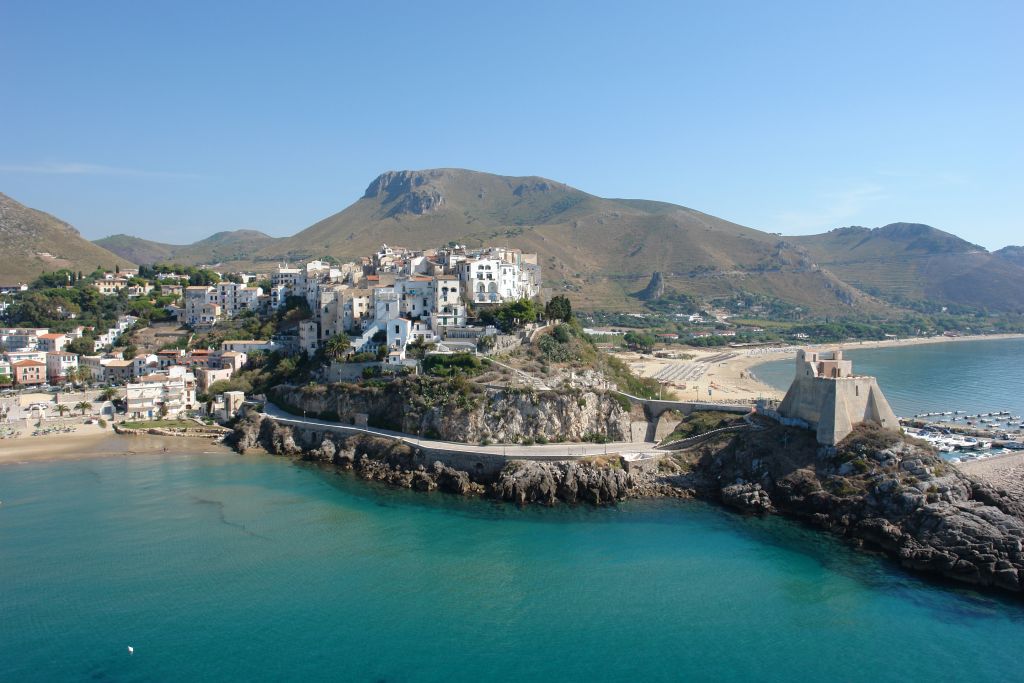 Il borgo bianco di Sperlonga arroccato sul promontorio affacciato sul mare