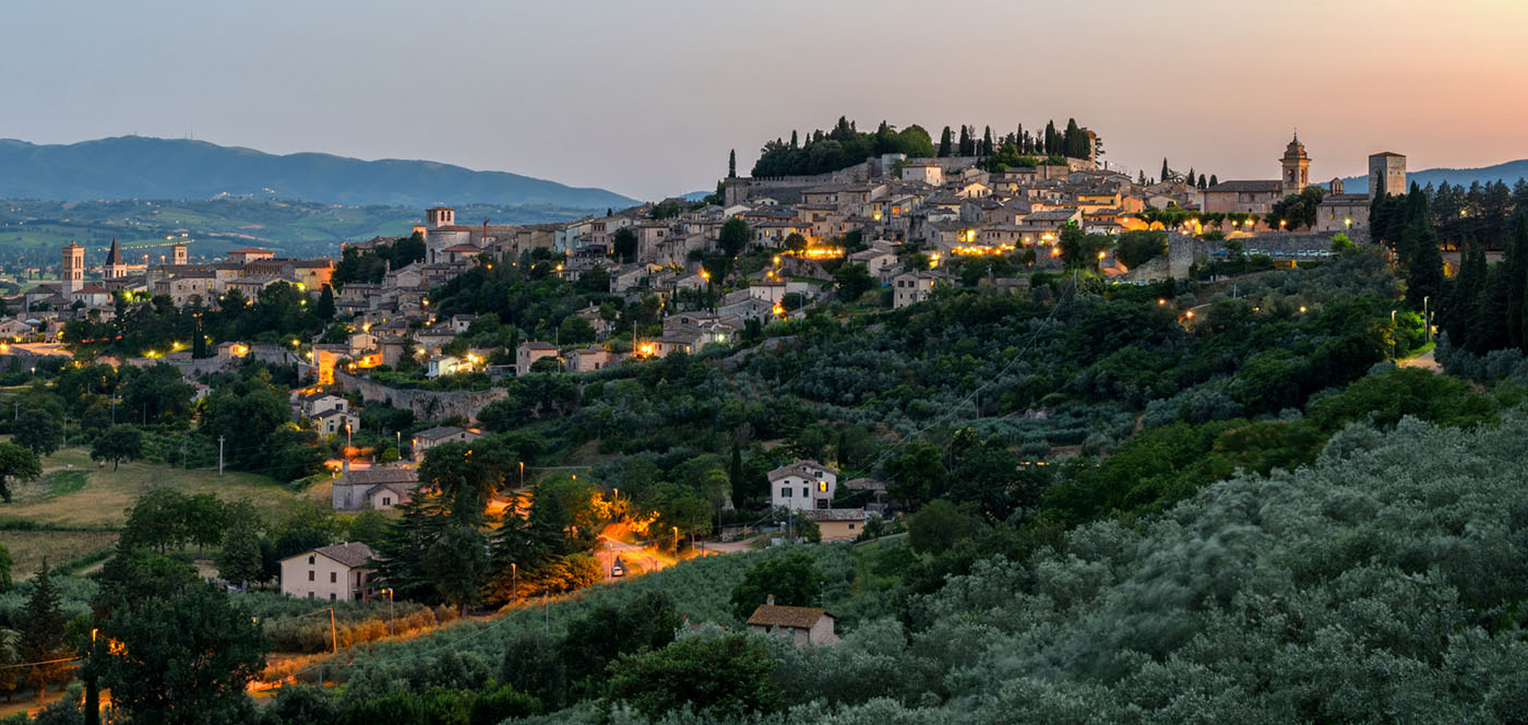 I vicoli fioriti in pietra rosa del borgo di Spello, in Umbria