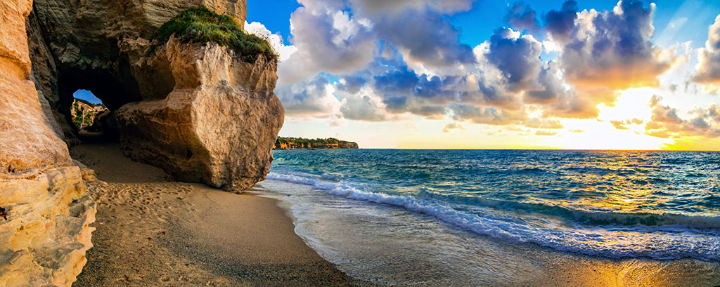 La spiaggia di Tropea con la chiesa di Santa Maria dell'Isola in Calabria