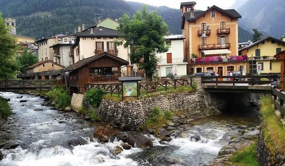 Borgo medievale della Lombardia affacciato su un lago tra le colline