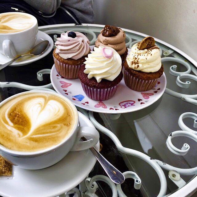 Cupcakes colorati e decorati esposti in una pasticceria di Barcellona