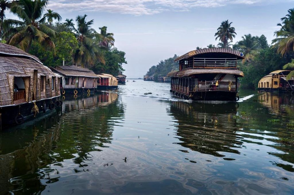 Houseboat ormeggiata lungo un canale, simbolo delle vacanze di viaggio alternative