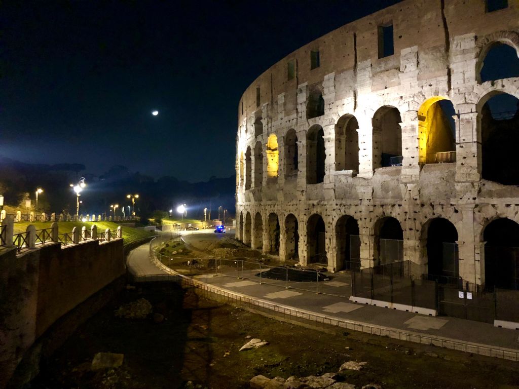 Il Colosseo di Roma illuminato dalla luce del tramonto