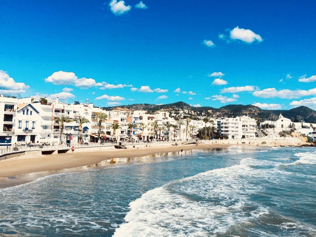 La spiaggia e il lungomare di Sitges con la chiesa affacciata sul Mediterraneo