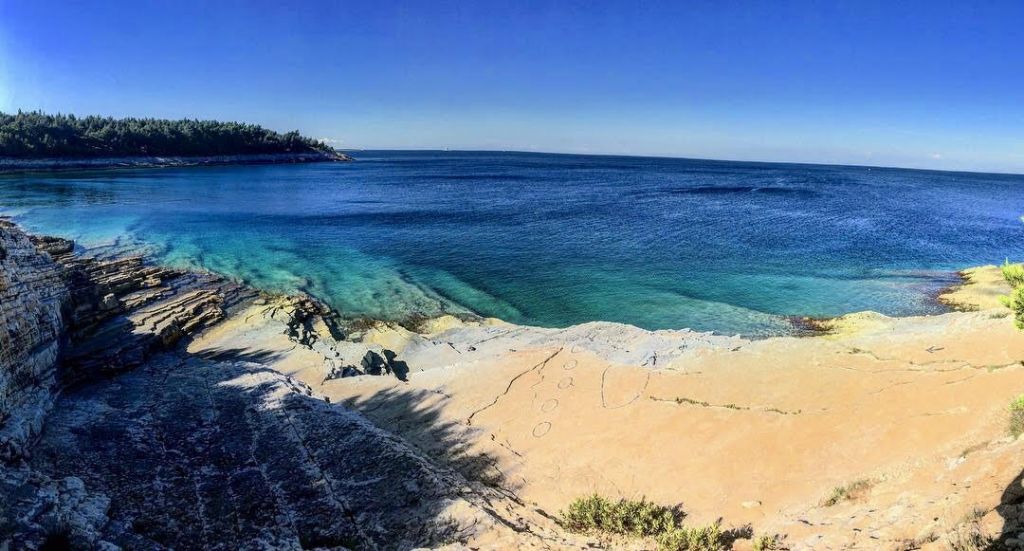 La spiaggia di Zlatni Rat a Brac, lingua di ghiaia bianca nel mare croato