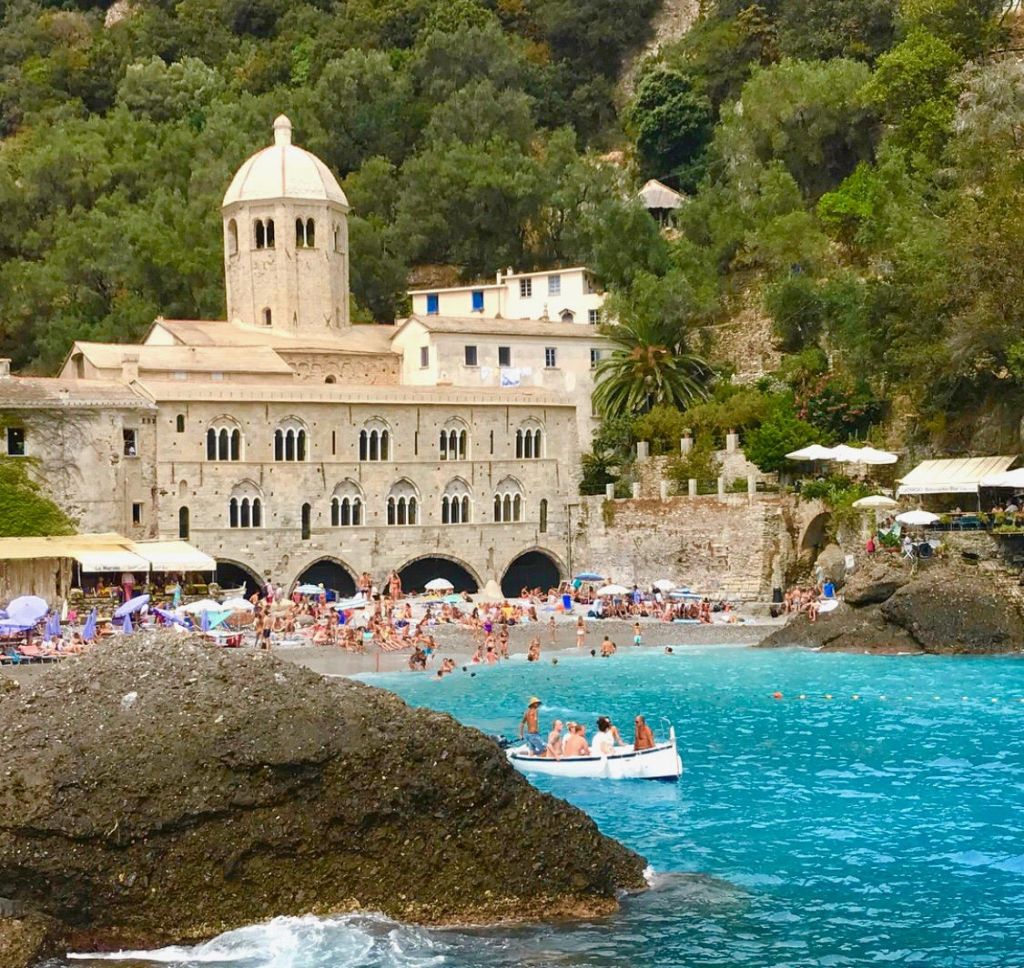 La spiaggia di San Fruttuoso a Camogli con l'abbazia affacciata sul mare in Liguria