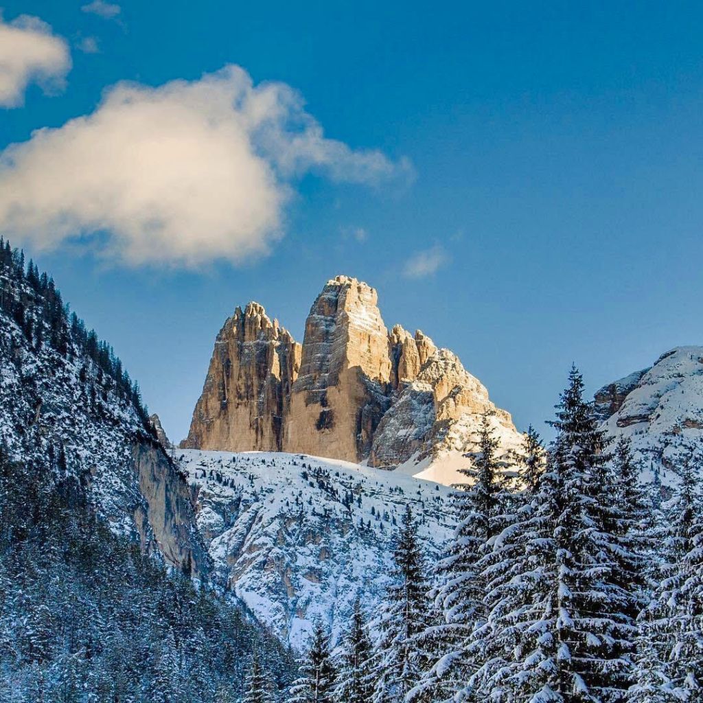 Le Tre Cime di Lavaredo nelle Dolomiti con sentiero e rifugio in primo piano