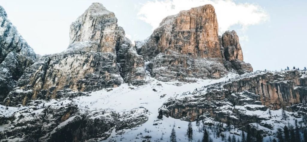 Paesino di montagna con casette in legno sulle Alpi innevate in Europa