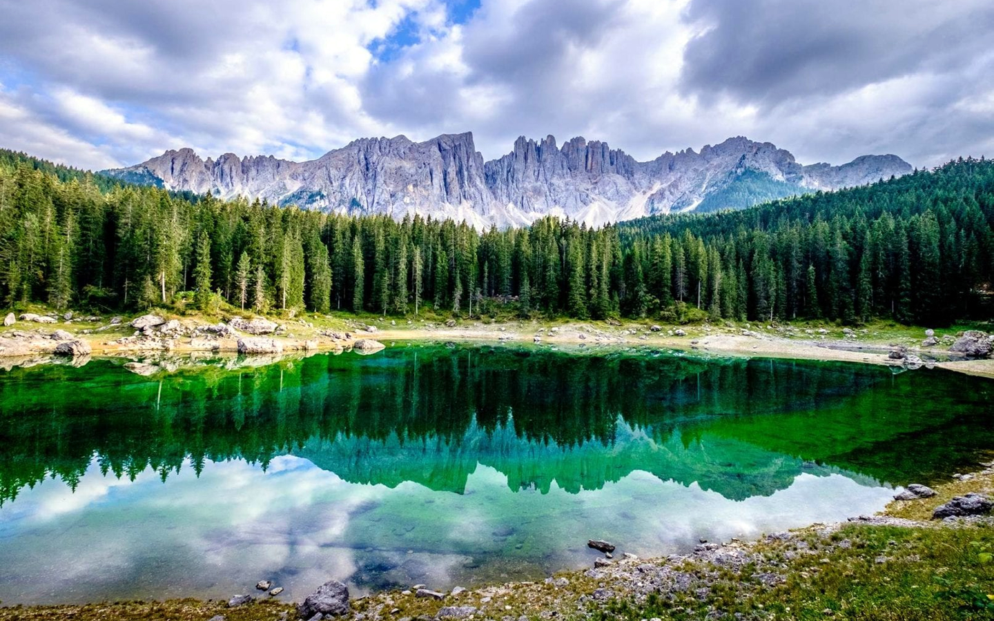 Le Dolomiti della Val di Fassa con vette e prati verdi in Trentino