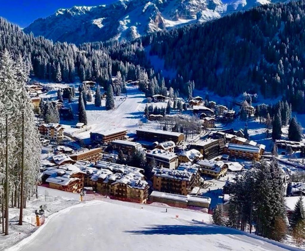 Le montagne verdi della Val di Sole con cascate e boschi in Trentino