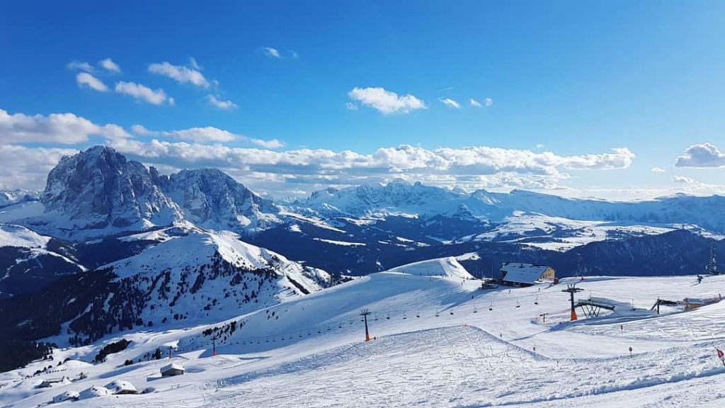 Le Dolomiti della Val Gardena con piste da sci e paesaggio alpino