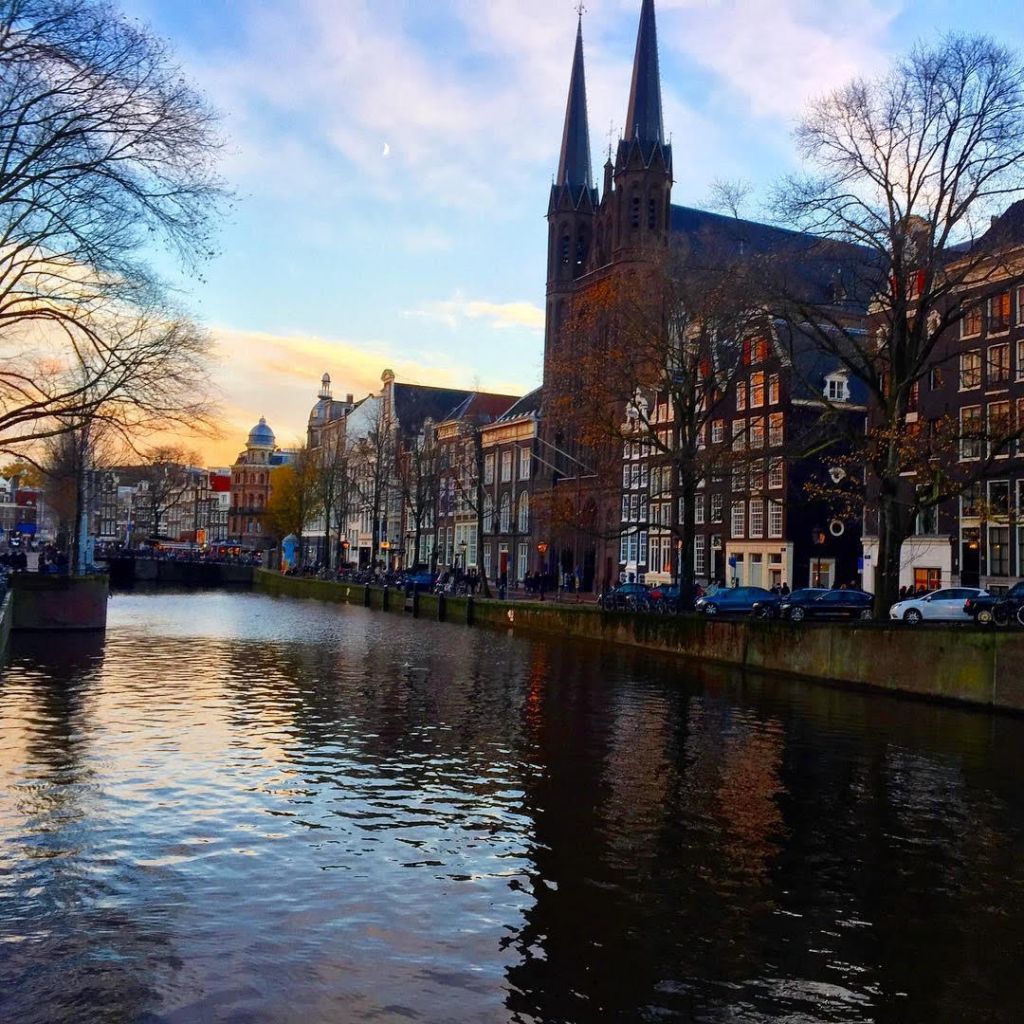 Canali di Amsterdam con le tipiche case strette e le biciclette lungo le rive