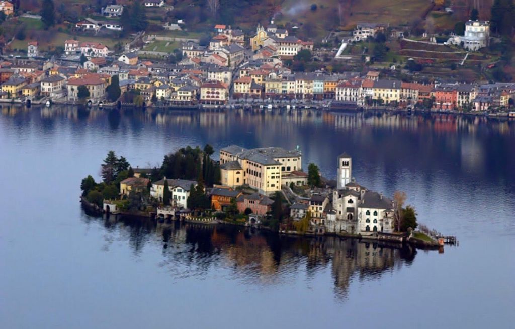 Il borgo di Orta San Giulio affacciato sul lago d'Orta in Piemonte