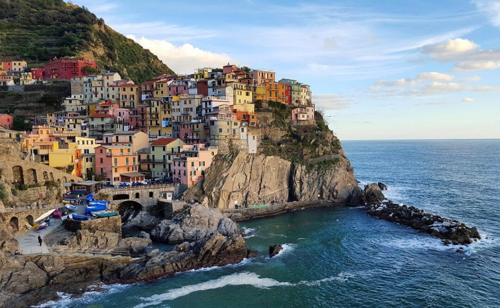 I borghi colorati delle Cinque Terre affacciati sulle scogliere a picco sul mare in Liguria