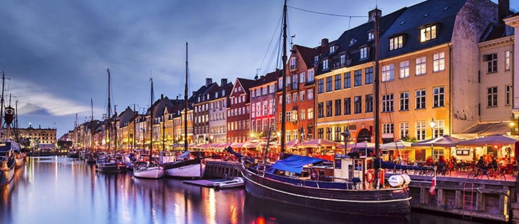 Le case colorate e le barche ormeggiate lungo il canale di Nyhavn a Copenaghen