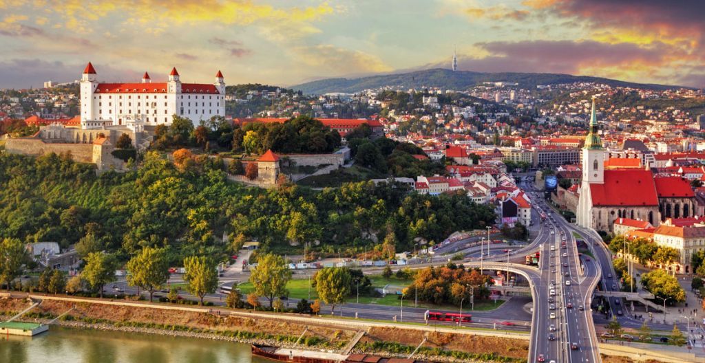 Il centro storico di Bratislava con il castello che domina la città sul Danubio