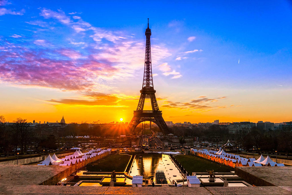 La Tour Eiffel di Parigi che domina il panorama della capitale francese