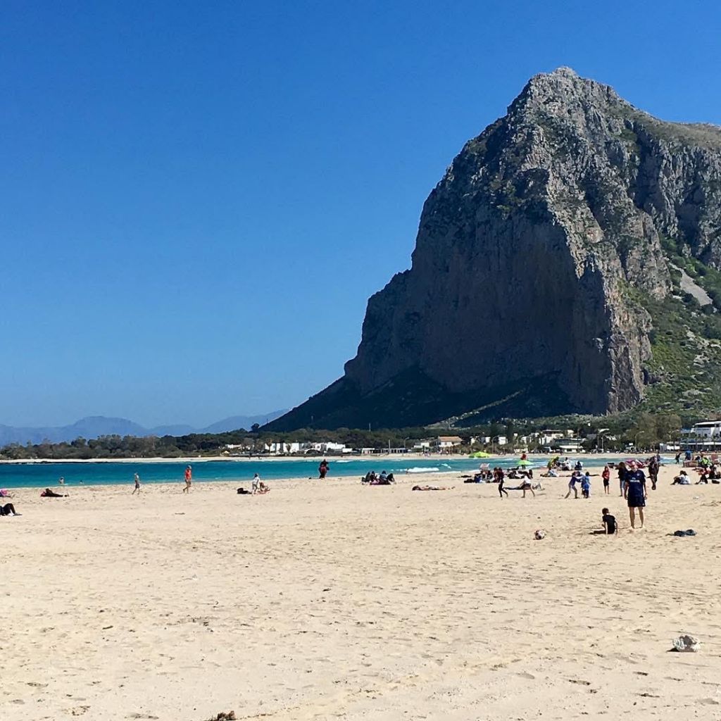 La lunga spiaggia bianca di San Vito Lo Capo con il mare turchese in Sicilia