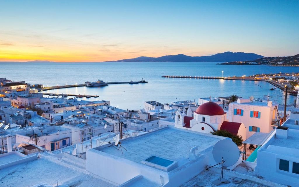 I mulini a vento bianchi di Mykonos affacciati sul mare delle Cicladi