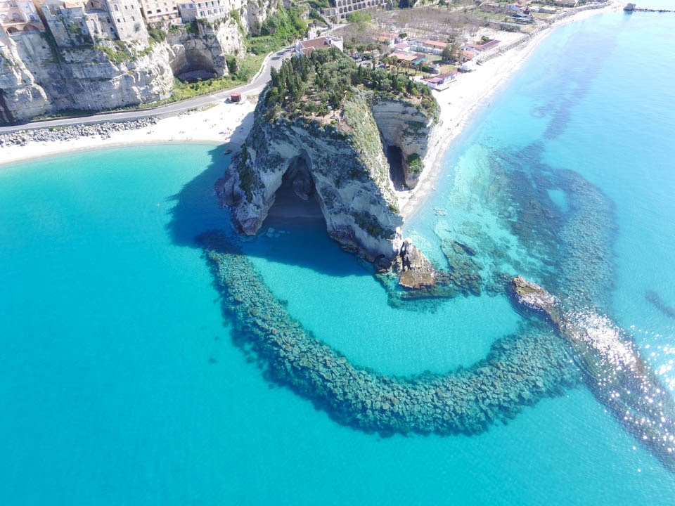 La spiaggia di Tropea con il mare turchese e la scogliera in Calabria