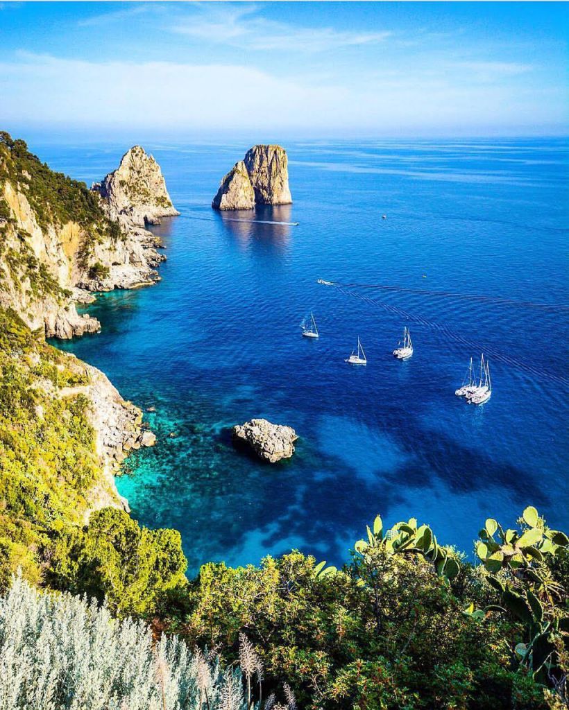 I Faraglioni di Capri che emergono dal mare blu nel Golfo di Napoli