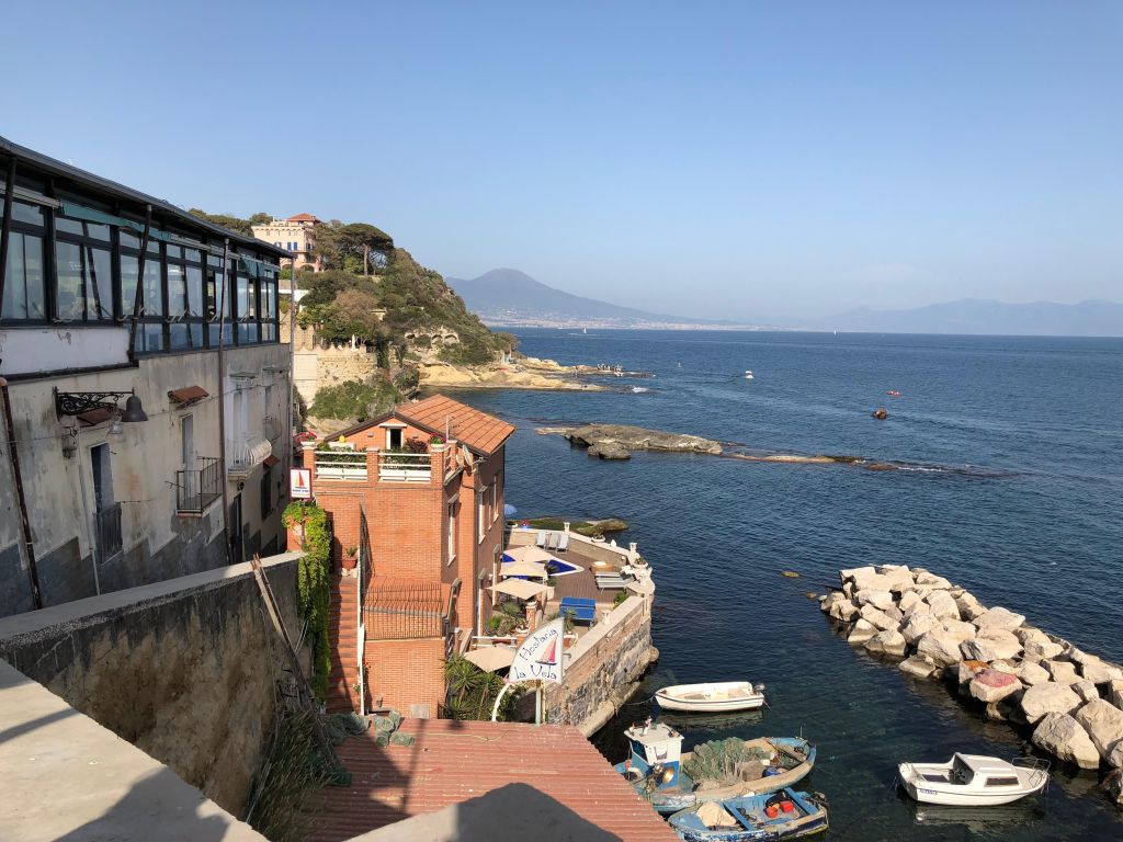 Veduta del borgo di Marechiaro a Napoli affacciato sul Golfo e sul Mar Tirreno