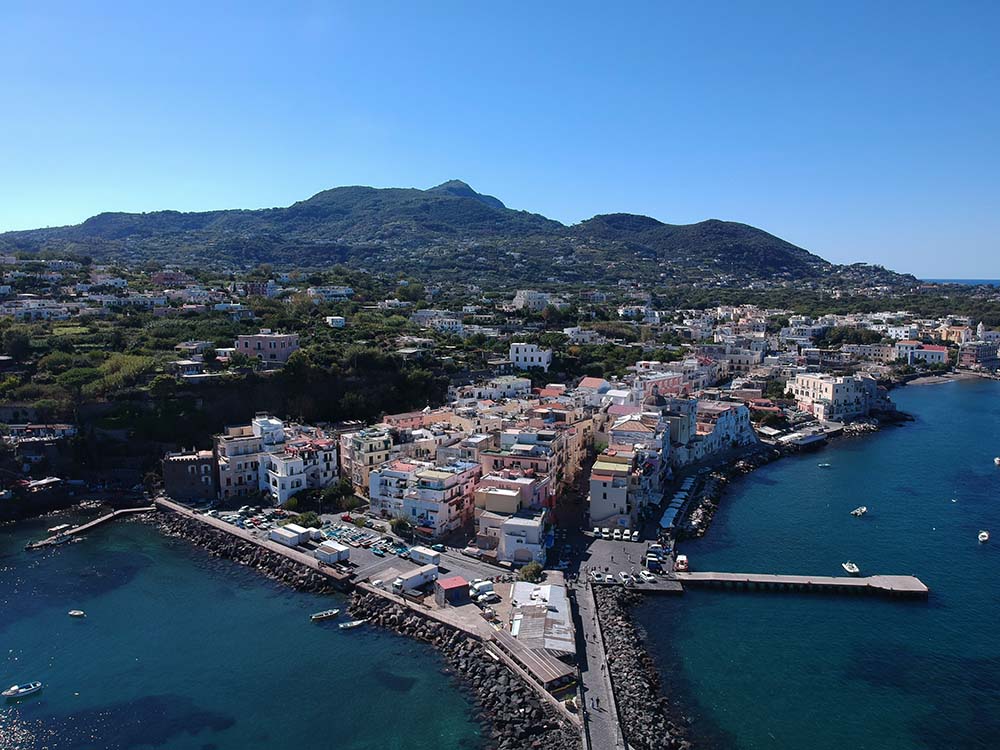 Veduta estiva dell'isola di Ischia con il mare e le case colorate