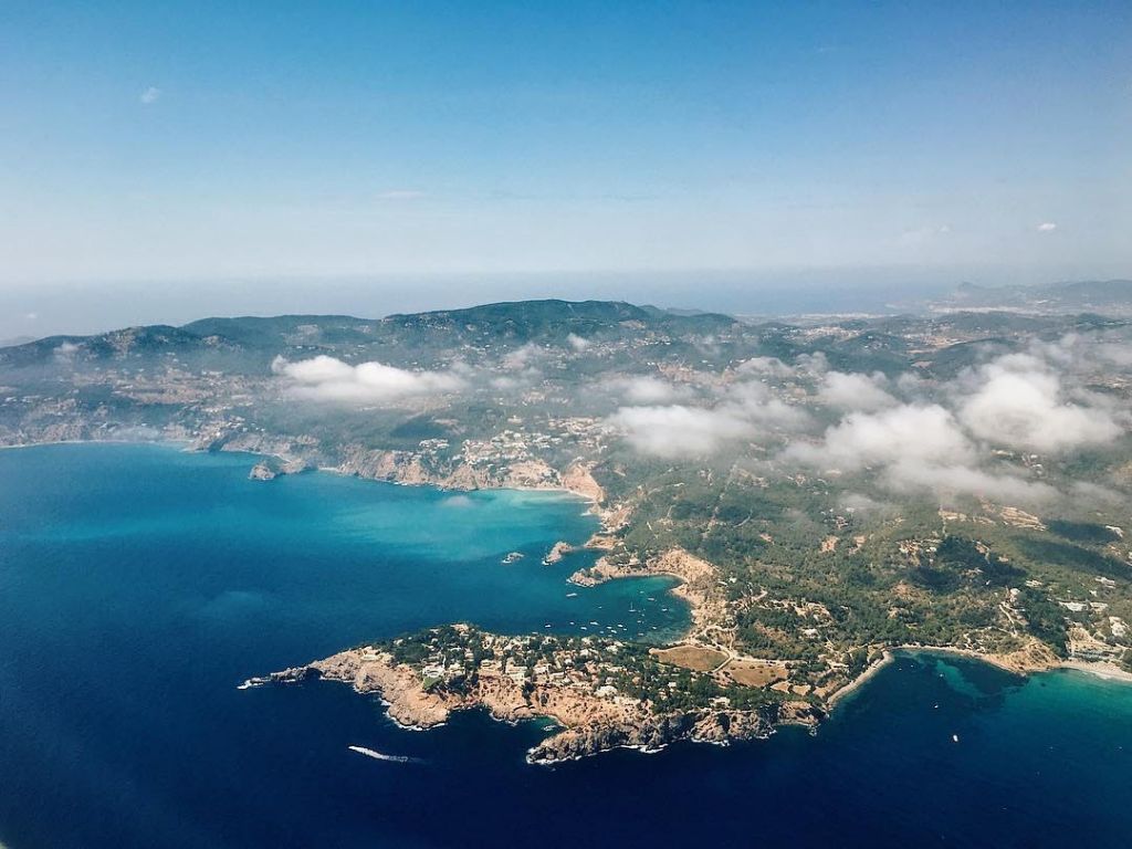Veduta dall'alto dell'isola di Ibiza con il mare turchese e le calette