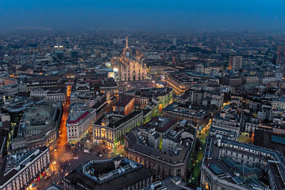 Il Duomo di Milano con la sua facciata gotica e le guglie in marmo bianco
