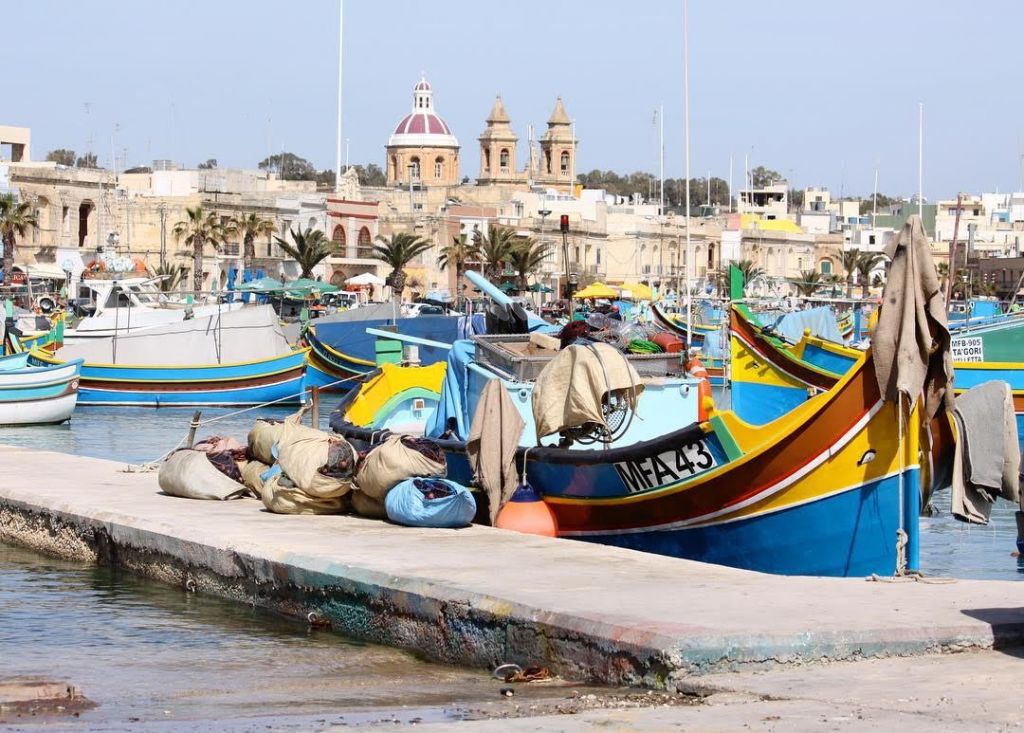 La Blue Lagoon di Malta con acqua cristallina e barche all'ancora