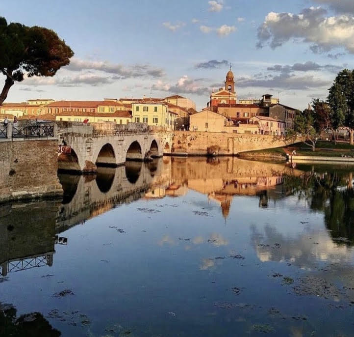 Il Ponte di Tiberio di epoca romana sul porto canale di Rimini