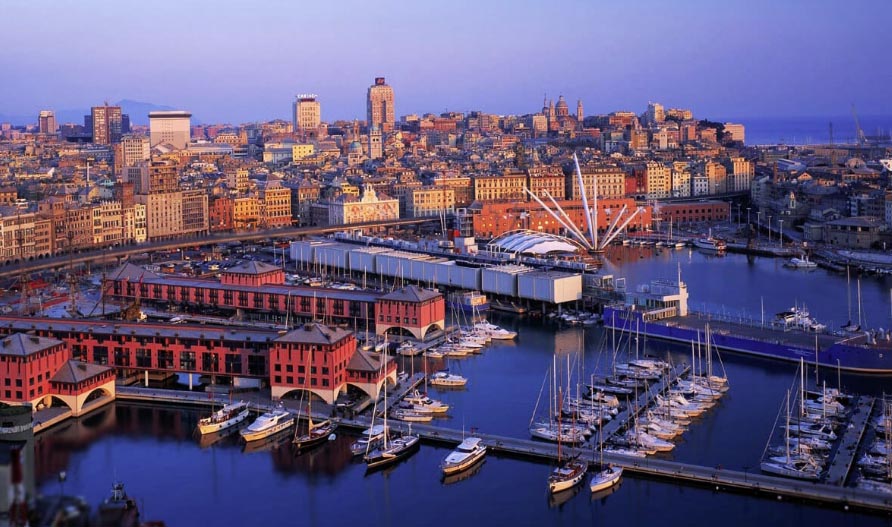 Veduta del porto antico di Genova con i palazzi storici sullo sfondo